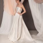 Abito da sposa Audrey Rose con coda jacquard, bustino a cuore, maniche staccabili in organza
