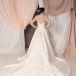 Abito da sposa Audrey Rose con coda jacquard, bustino a cuore, maniche staccabili in organza e copertura spalle in pizzo chantilly