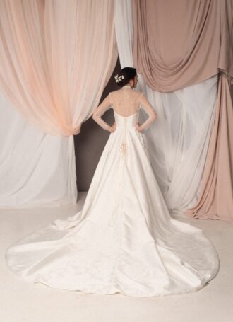 Abito da sposa Audrey Rose con coda jacquard, bustino a cuore, maniche staccabili in organza e copertura spalle in pizzo chantilly