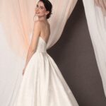 Abito da sposa Audrey Rose con coda jacquard, bustino a cuore, maniche staccabili in organza