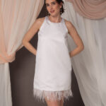 Mini abito da sposa Plume in duchesse con taglio dritto e frange di piume sul fondo, look moderno e scenografico