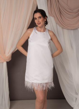 Mini abito da sposa Plume in duchesse con taglio dritto e frange di piume sul fondo, look moderno e scenografico