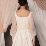 Abito da sposa Hanna Pois con maniche in tulle plumetis, scollo quadrato e gonna ampia, stile romantico e retrò