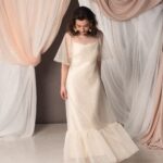 Abito da sposa Campana Garza in garza di seta, maniche ampie trasparenti, balza arricciata al fondo, stile etereo e minimale