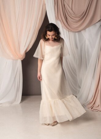 Abito da sposa Campana Garza in garza di seta, maniche ampie trasparenti, balza arricciata al fondo, stile etereo e minimale