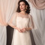 Abito da sposa Campana Garza in garza di seta, maniche ampie trasparenti, balza arricciata al fondo, stile etereo e minimale
