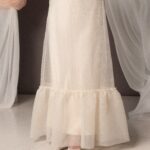 Abito da sposa Campana Garza in garza di seta, maniche ampie trasparenti, balza arricciata al fondo, stile etereo e minimale