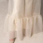 Abito da sposa Campana Garza in garza di seta, maniche ampie trasparenti, balza arricciata al fondo, stile etereo e minimale