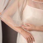 Abito da sposa Campana Garza in garza di seta, maniche ampie trasparenti, balza arricciata al fondo, stile etereo e minimale