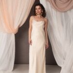 Sottoveste da sposa in satin, lunga e minimalista, con spalline sottili e taglio dritto, linea semplice ed elegante