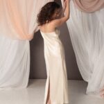 Sottoveste da sposa in satin, lunga e minimalista, con spalline sottili e taglio dritto, linea semplice ed elegante