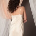Sottoveste da sposa in satin, lunga e minimalista, con spalline sottili e taglio dritto, linea semplice ed elegante