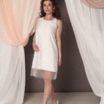 Abito da sposa corto Camille Perle in crêpe cady con tulle ricamato a perline, linea svasata e stile fresco