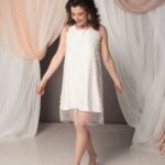 Abito da sposa corto Camille Perle in crêpe cady con tulle ricamato a perline, linea svasata e stile fresco