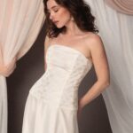 Abito da sposa bustier Ginkgo con corpino in jacquard e gonna fluida in georgette di seta, linea moderna con coda