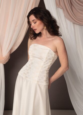 Abito da sposa bustier Ginkgo con corpino in jacquard e gonna fluida in georgette di seta, linea moderna con coda