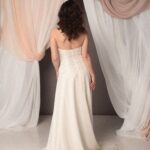 Abito da sposa bustier Ginkgo con corpino in jacquard e gonna fluida in georgette di seta, linea moderna con coda