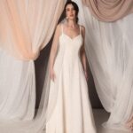 Abito da sposa Sofia cady in tinta unita, cady di seta bianco, scollo a cuore, spalline sottili e linea morbida