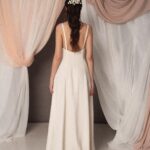 Abito da sposa Sofia cady in tinta unita, cady di seta bianco, scollo a cuore, spalline sottili e linea morbida