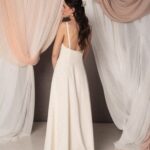 Abito da sposa Sofia cady in tinta unita, cady di seta bianco, scollo a cuore, spalline sottili e linea morbida