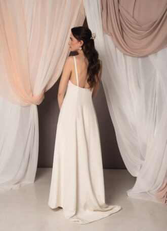Abito da sposa Sofia cady in tinta unita, cady di seta bianco, scollo a cuore, spalline sottili e linea morbida