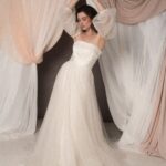 Abito da sposa Flavia con corpino drappeggiato in duchesse, gonna in tulle e maniche a palloncino removibili