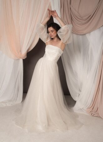 Abito da sposa Flavia con corpino drappeggiato in duchesse, gonna in tulle e maniche a palloncino removibili