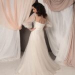 Abito da sposa Flavia con corpino drappeggiato in duchesse, gonna in tulle e maniche a palloncino removibili