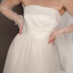 Abito da sposa Flavia con corpino drappeggiato in duchesse, gonna in tulle e maniche a palloncino removibili
