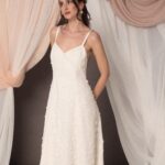 Abito da sposa Sofia Ramage con applicazioni floreali tridimensionali, scollo a V, spalline sottili e schiena scoperta