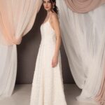 Abito da sposa Sofia Ramage con applicazioni floreali tridimensionali, scollo a V, spalline sottili e schiena scoperta