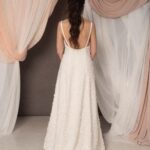Abito da sposa Sofia Ramage con applicazioni floreali tridimensionali, scollo a V, spalline sottili e schiena scoperta