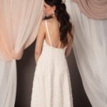 Abito da sposa Sofia Ramage con applicazioni floreali tridimensionali, scollo a V, spalline sottili e schiena scoperta