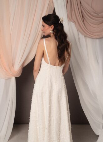 Abito da sposa Sofia Ramage con applicazioni floreali tridimensionali, scollo a V, spalline sottili e schiena scoperta