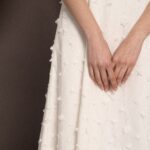 Abito da sposa Sofia Ramage con applicazioni floreali tridimensionali, scollo a V, spalline sottili e schiena scoperta