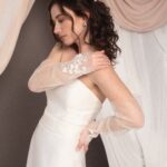 Abito da sposa Emilia con corpetto in duchesse, gonna in cady svasata, look moderno ed elegante, guanti in pizzo come accessorio
