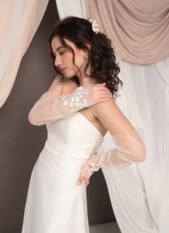 Abito da sposa Emilia con corpetto in duchesse, gonna in cady svasata, look moderno ed elegante, guanti in pizzo come accessorio