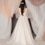 Abito da sposa Francesca con maniche ampie in tulle ricamato, scollo quadrato e gonna ampia, stile romantico ed etereo