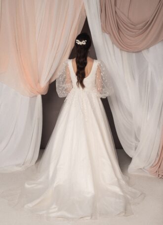 Abito da sposa Francesca con maniche ampie in tulle ricamato, scollo quadrato e gonna ampia, stile romantico ed etereo