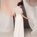 Abito da sposa Kara Iris con top in pizzo macramè a collo alto e manica corta, gonna fluida in crêpe, stile elegante e moderno
