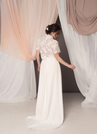 Abito da sposa Kara Iris con top in pizzo macramè a collo alto e manica corta, gonna fluida in crêpe, stile elegante e moderno