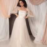 Abito da sposa Flavia con corpino drappeggiato in duchesse, gonna in tulle e maniche a palloncino removibili
