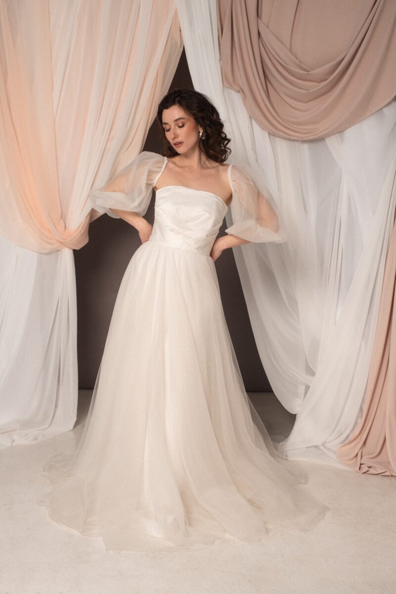 Abito da sposa Flavia con corpino drappeggiato in duchesse, gonna in tulle e maniche a palloncino removibili