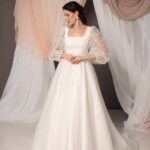 Abito da sposa Francesca con maniche ampie in tulle ricamato, scollo quadrato e gonna ampia, stile romantico ed etereo