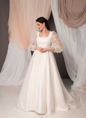 Abito da sposa Francesca con maniche ampie in tulle ricamato, scollo quadrato e gonna ampia, stile romantico ed etereo