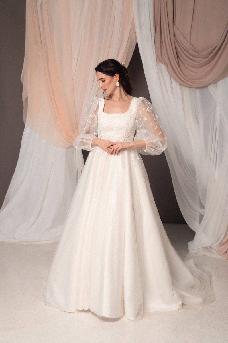 Abito da sposa Francesca con maniche ampie in tulle ricamato, scollo quadrato e gonna ampia, stile romantico ed etereo