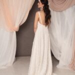 Abito da sposa Sofia Ramage con applicazioni floreali tridimensionali, scollo a V, spalline sottili e schiena scoperta