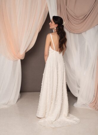 Abito da sposa Sofia Ramage con applicazioni floreali tridimensionali, scollo a V, spalline sottili e schiena scoperta