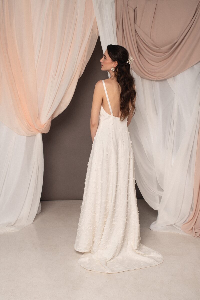 Abito da sposa Sofia Ramage con applicazioni floreali tridimensionali, scollo a V, spalline sottili e schiena scoperta
