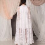 Mantella da sposa Renata in pizzo francese trasparente, linea ampia e fluttuante, bottoncini al collo, look romantico